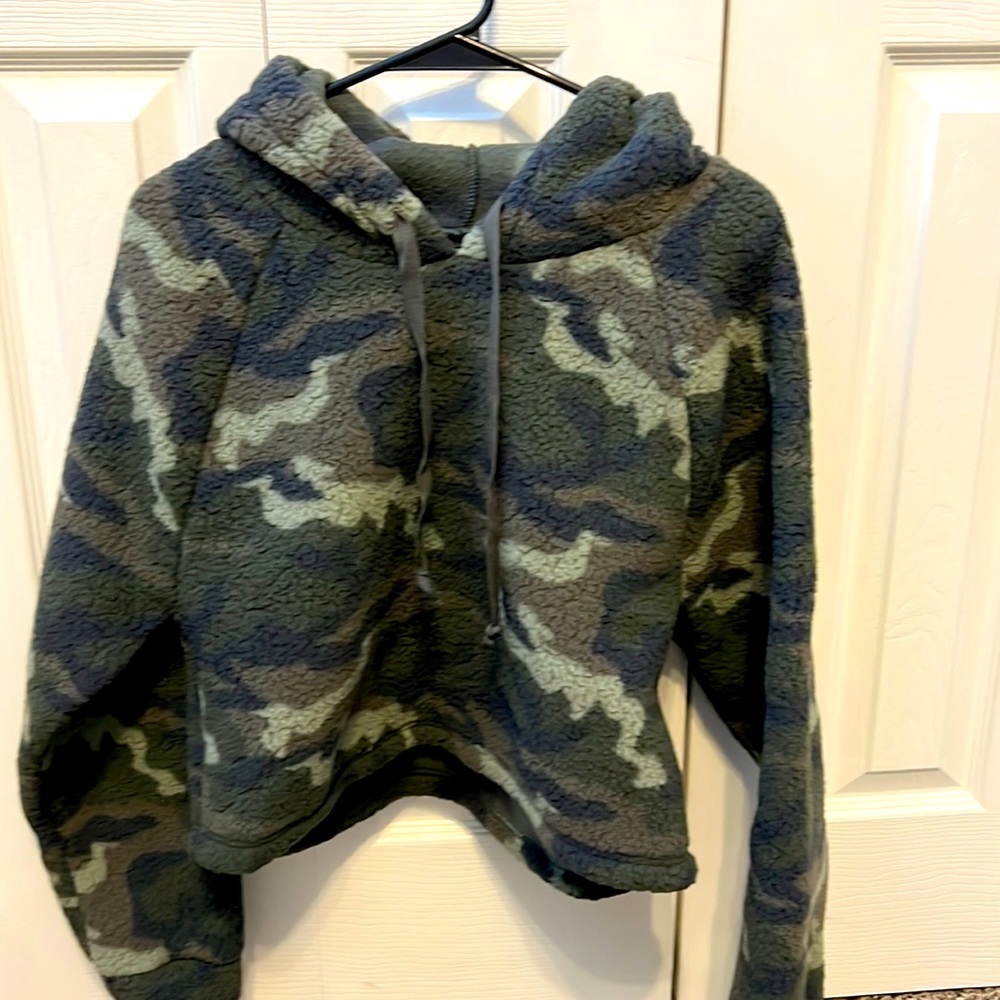 American Eagle, sherpa camo cropped hoodie, size small